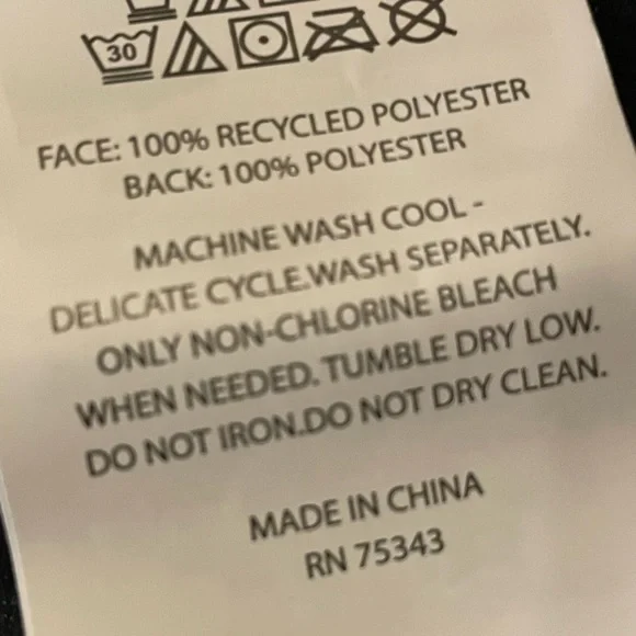 NOVOGRATZ NWT Vampire Lips Oversized Faux Fur Throw - Picture 7 of 8